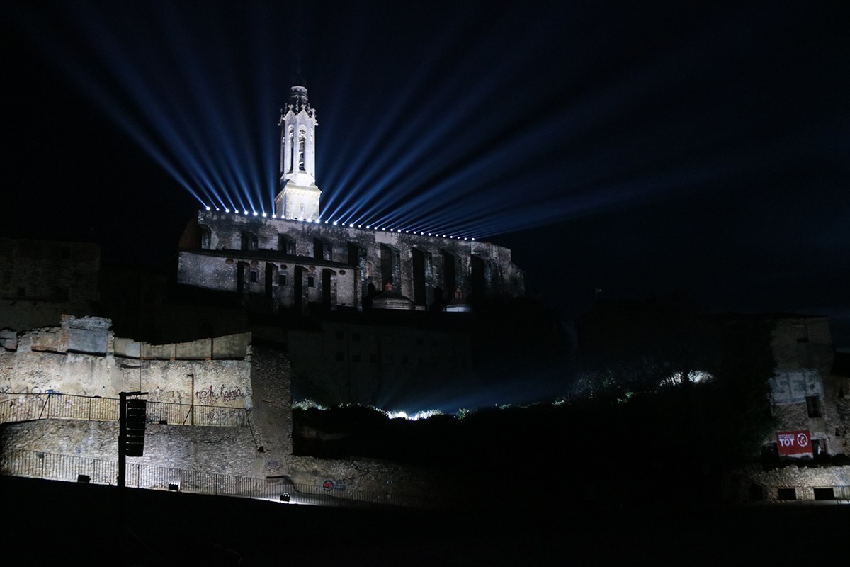 El campanar i l'església de Valls es banyen de llum amb el mapping Candela'm.