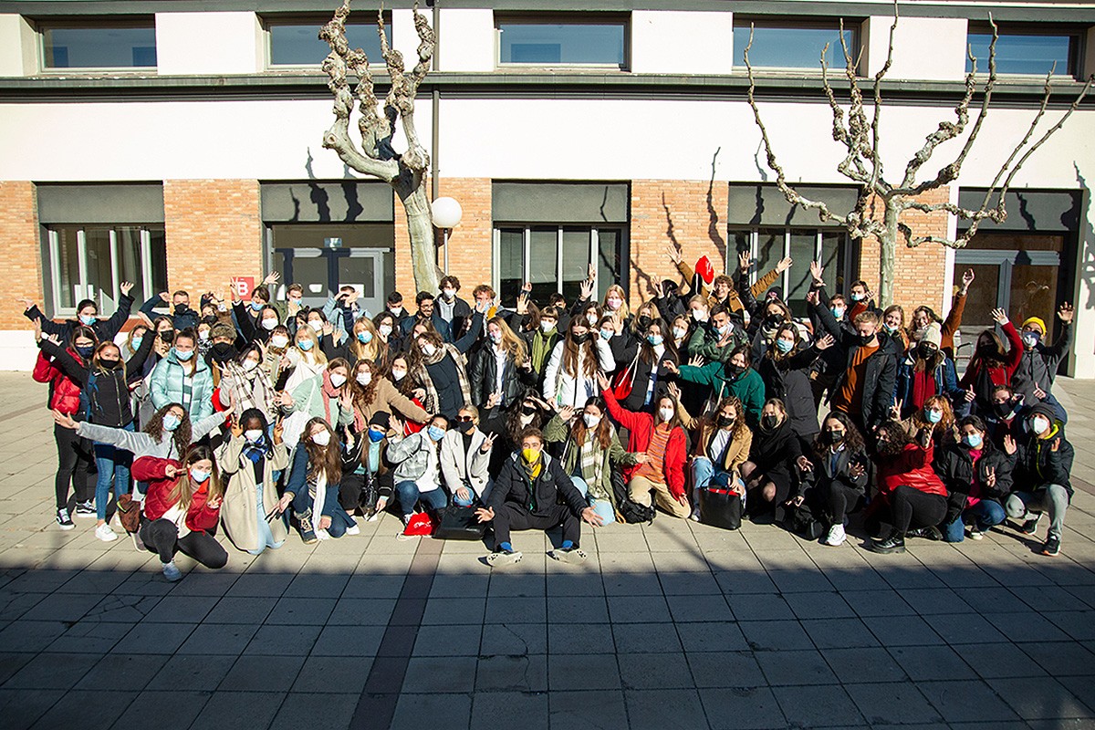 Els estudiants internacionals al pati de Miramarges de la UVic