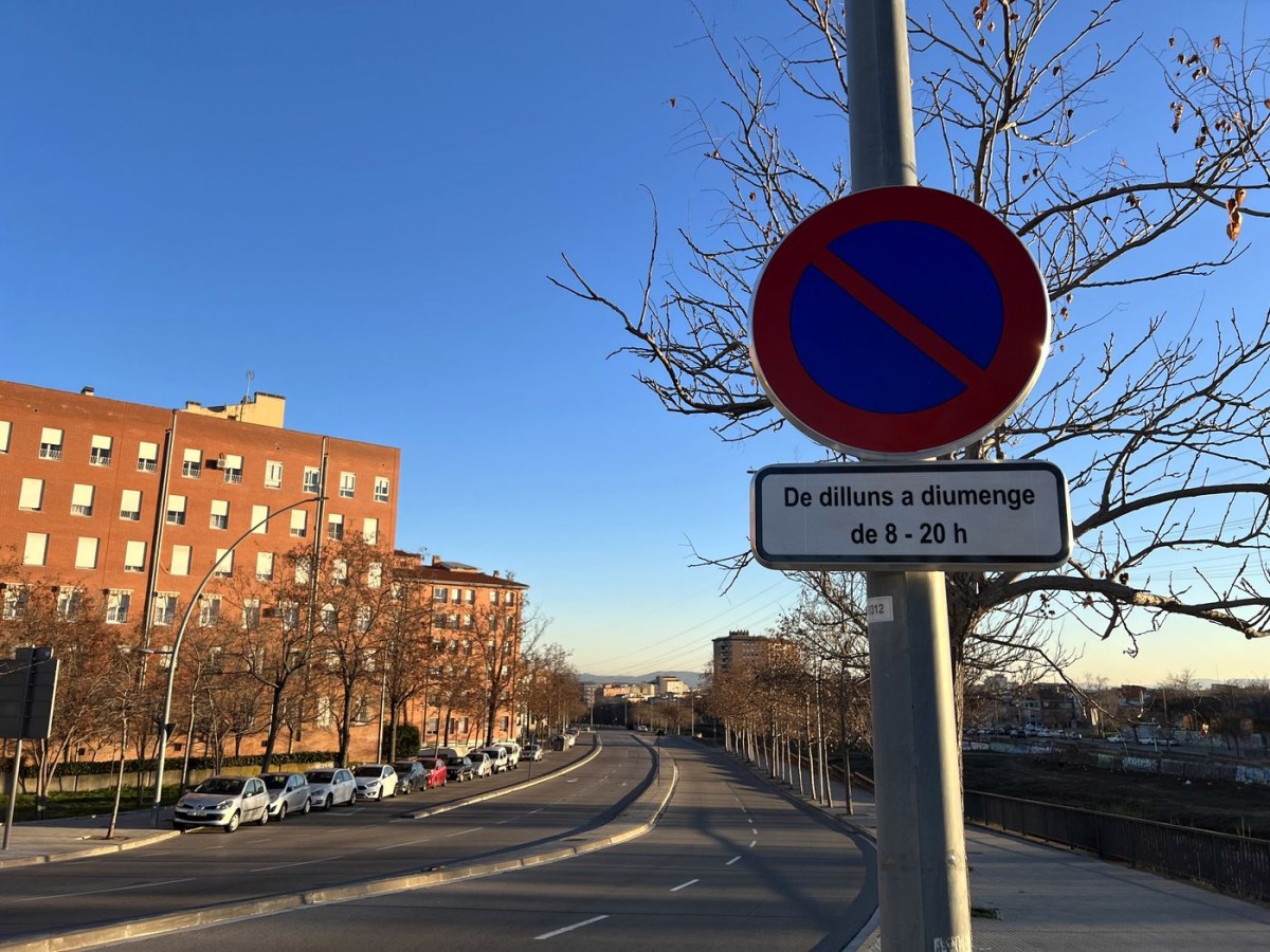 Tram de l'avinguda del Vallès amb la limitació horària d'estacionament