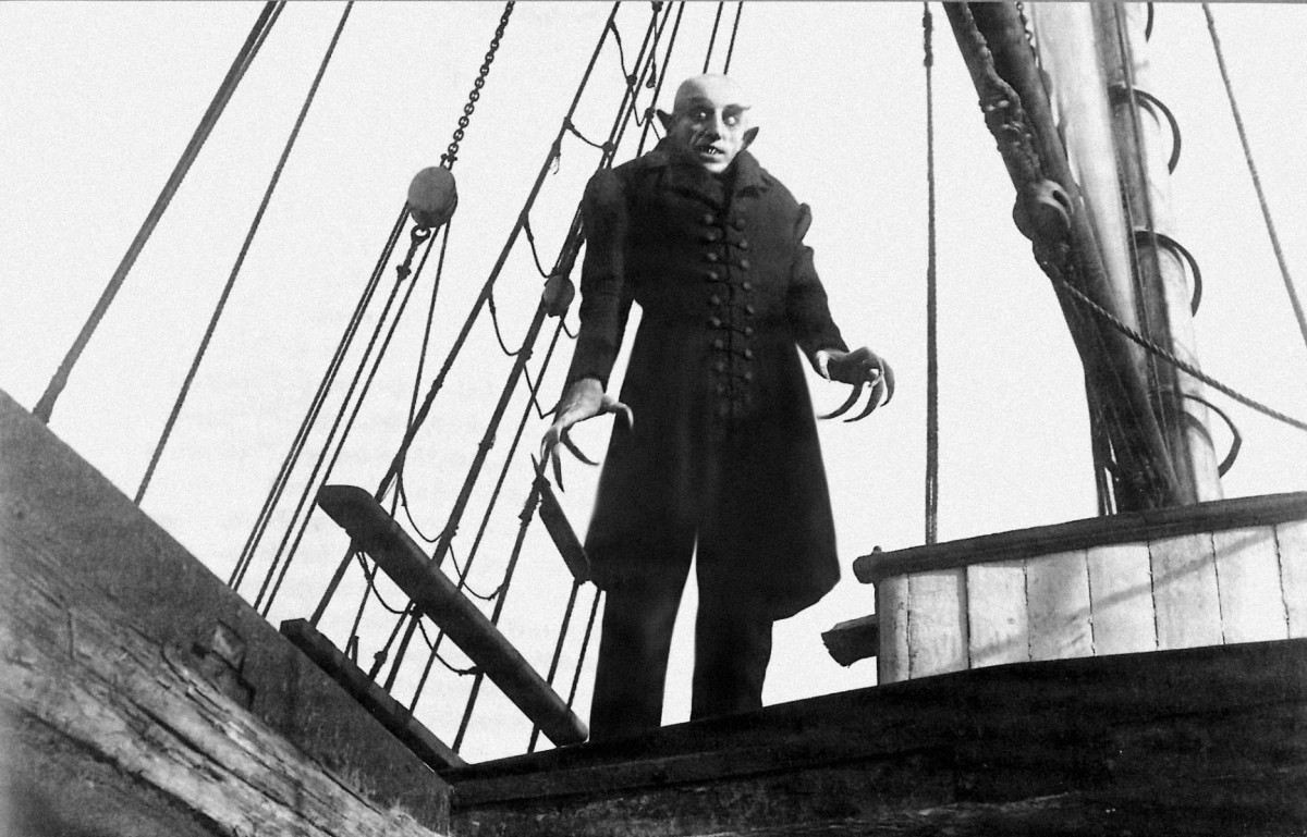 Max Schreck, interpretant a Nosferatu, en un dels moments més icònics del film