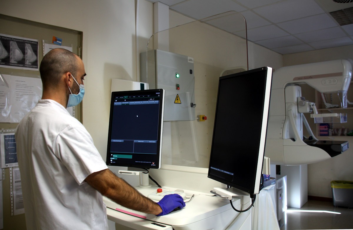 Un tècnic de l'Institut Català d'Oncologia realitzant una mamografia 