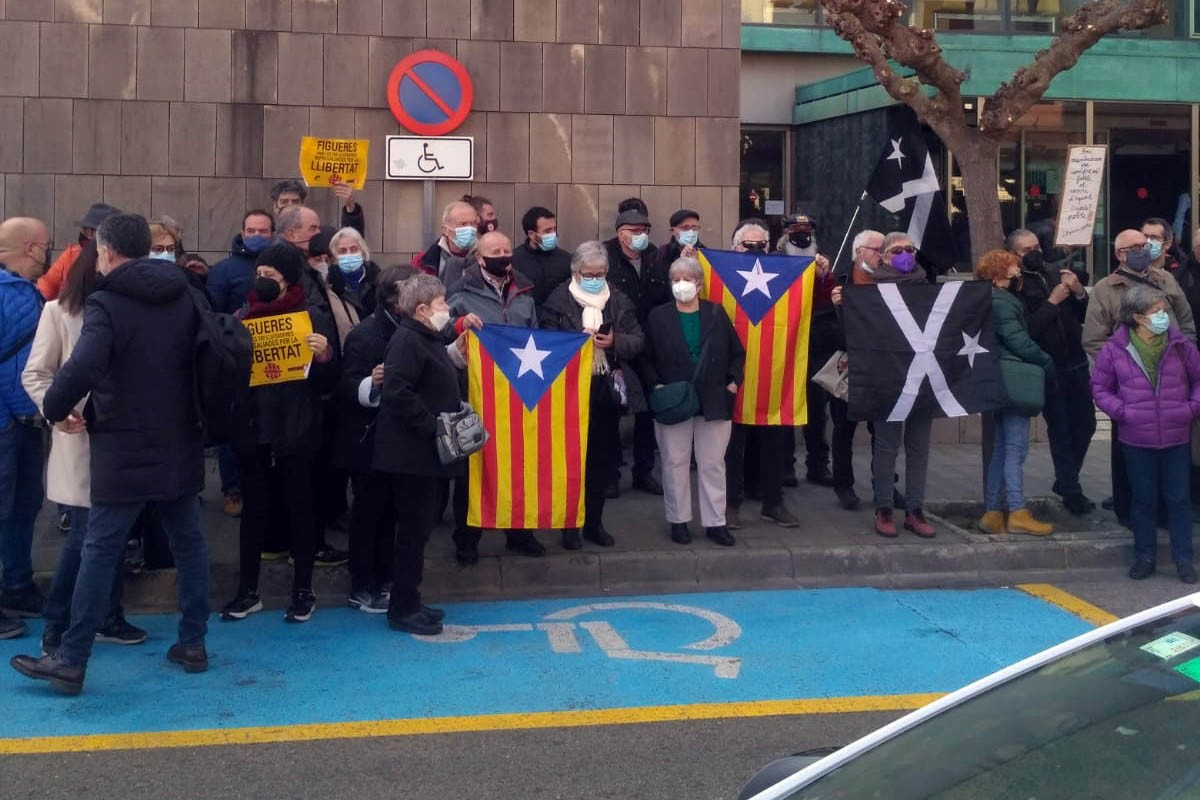 Independentistes a la porta dels jutjats de Figueres