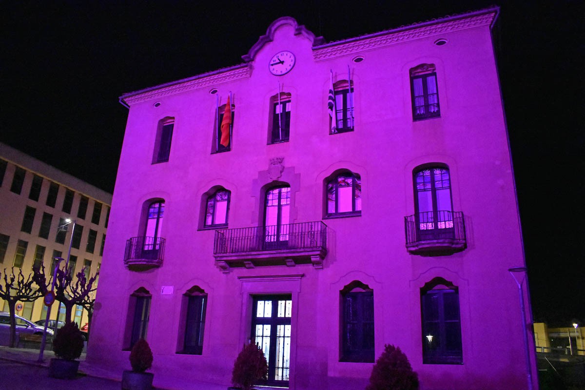 L'edifici consistorial de Súria il·luminat pel Dia Mundial contra el càncer