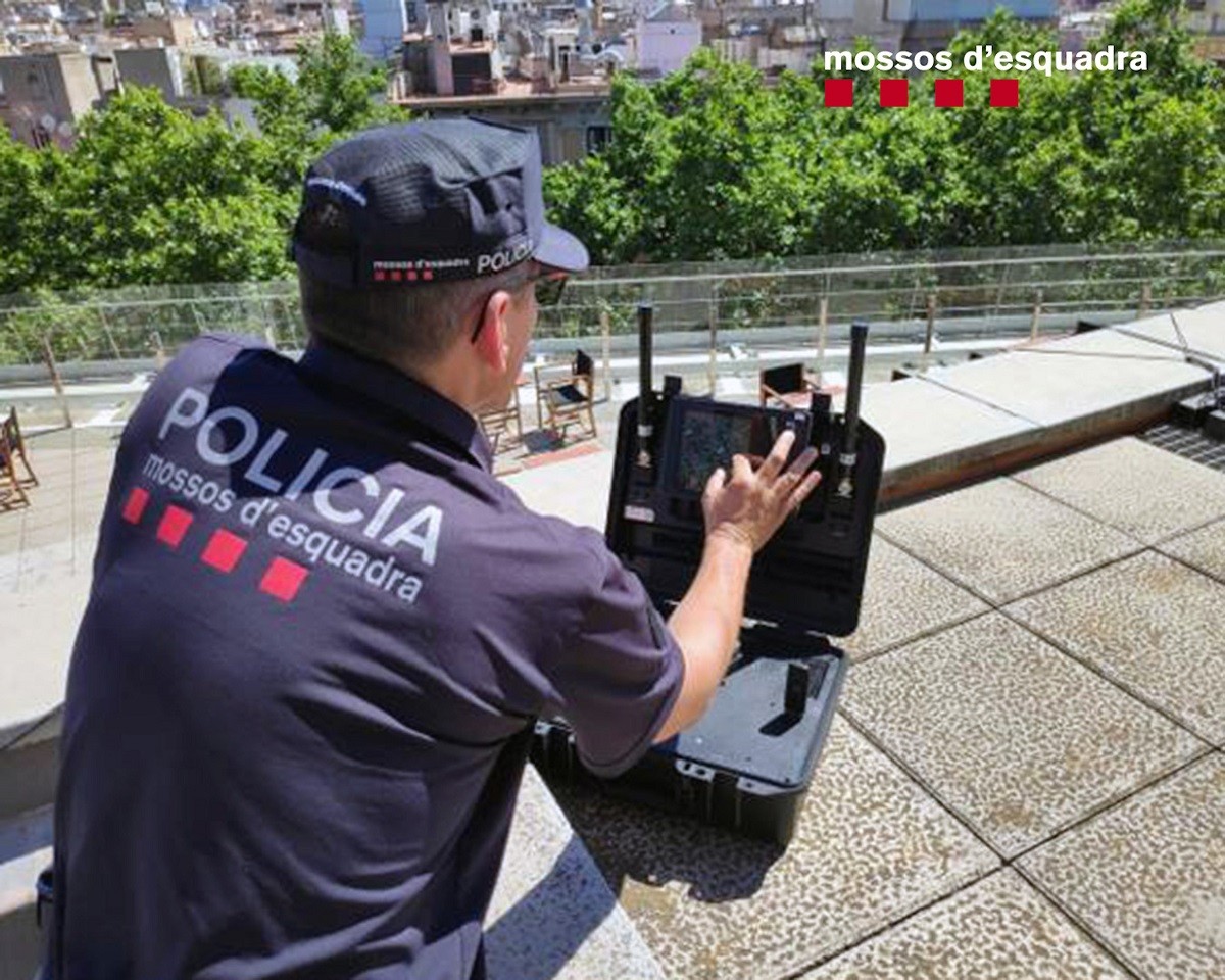 Un agent fent servir el sistema per detectar drons irregulars