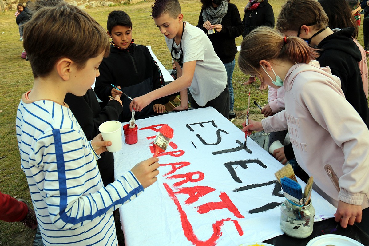 Alumnes del Cabrerès preparen una pancarta per rebre la visita del Departament d'Ensenyament el 17 de febrer.