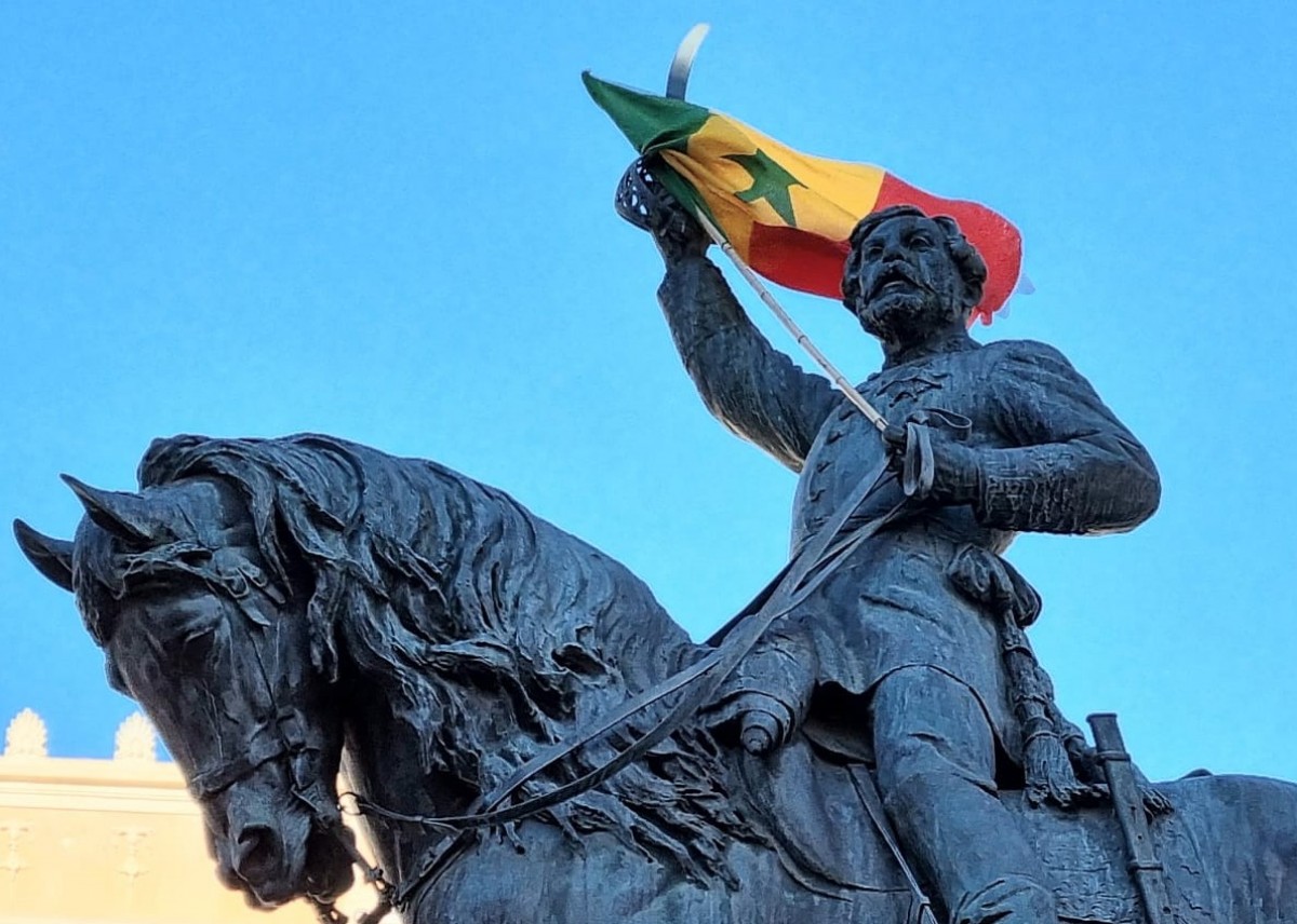 El monument del general Prim, amb una bandera del Senegal