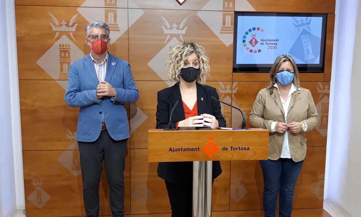 L'alcaldessa de Tortosa, Meritxell Roigé, i els portaveus del PSC i Junts, Enric Roig i Cinta Espuny en la presentació dels pressupostos el 30 de desembre de 2021