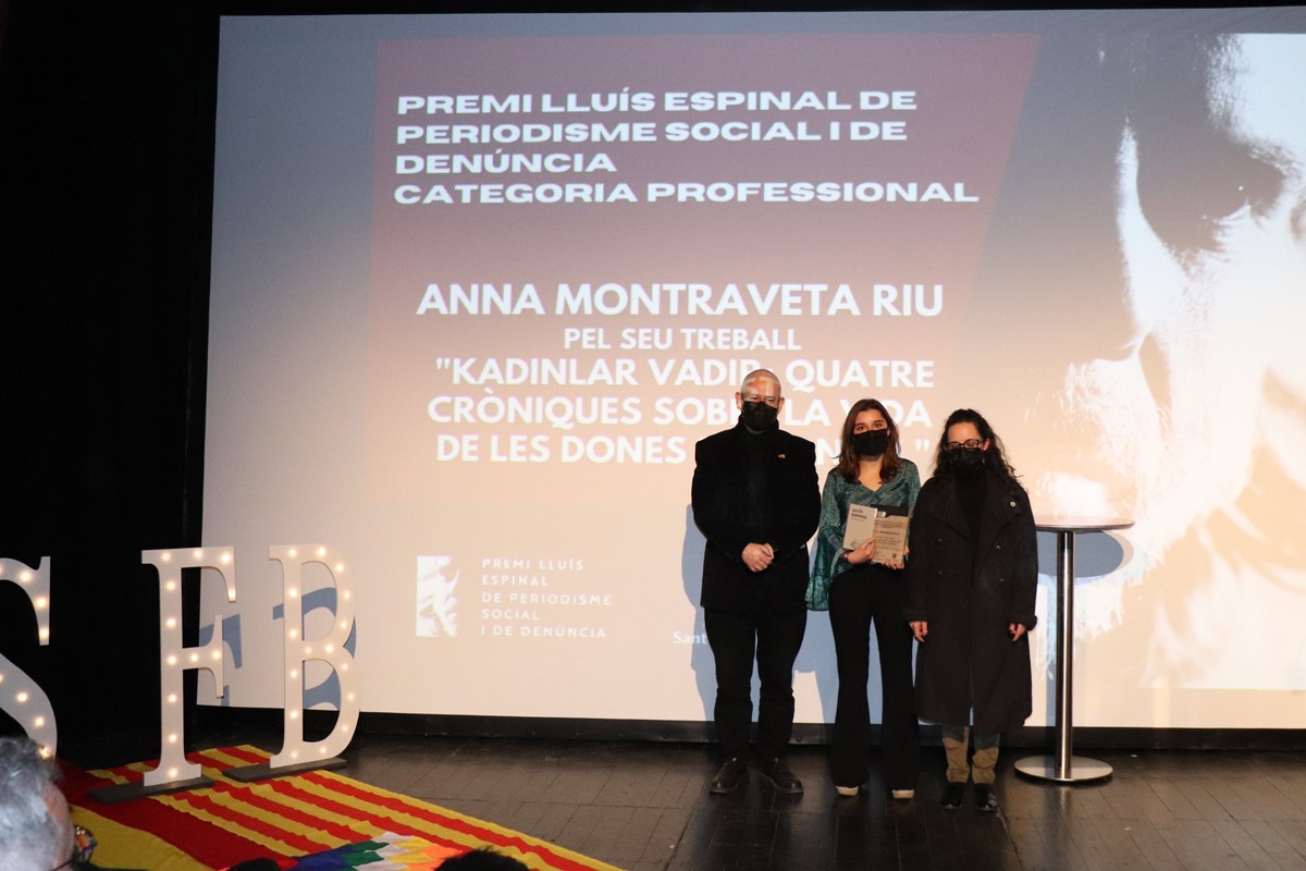 Anna Montraveta recollint el Premi Lluís Espinal