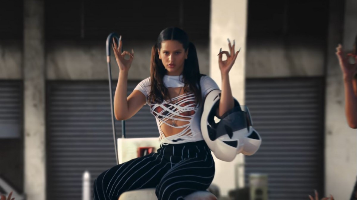 Rosalía, en el videoclip de Saoko, del nou disc