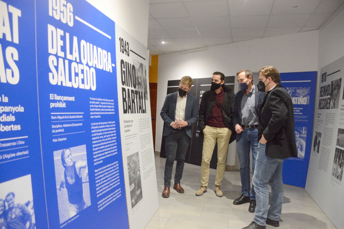La inauguració de l'exposició, amb diverses autoritats, s'ha fet aquest dilluns a l'Orfeó.