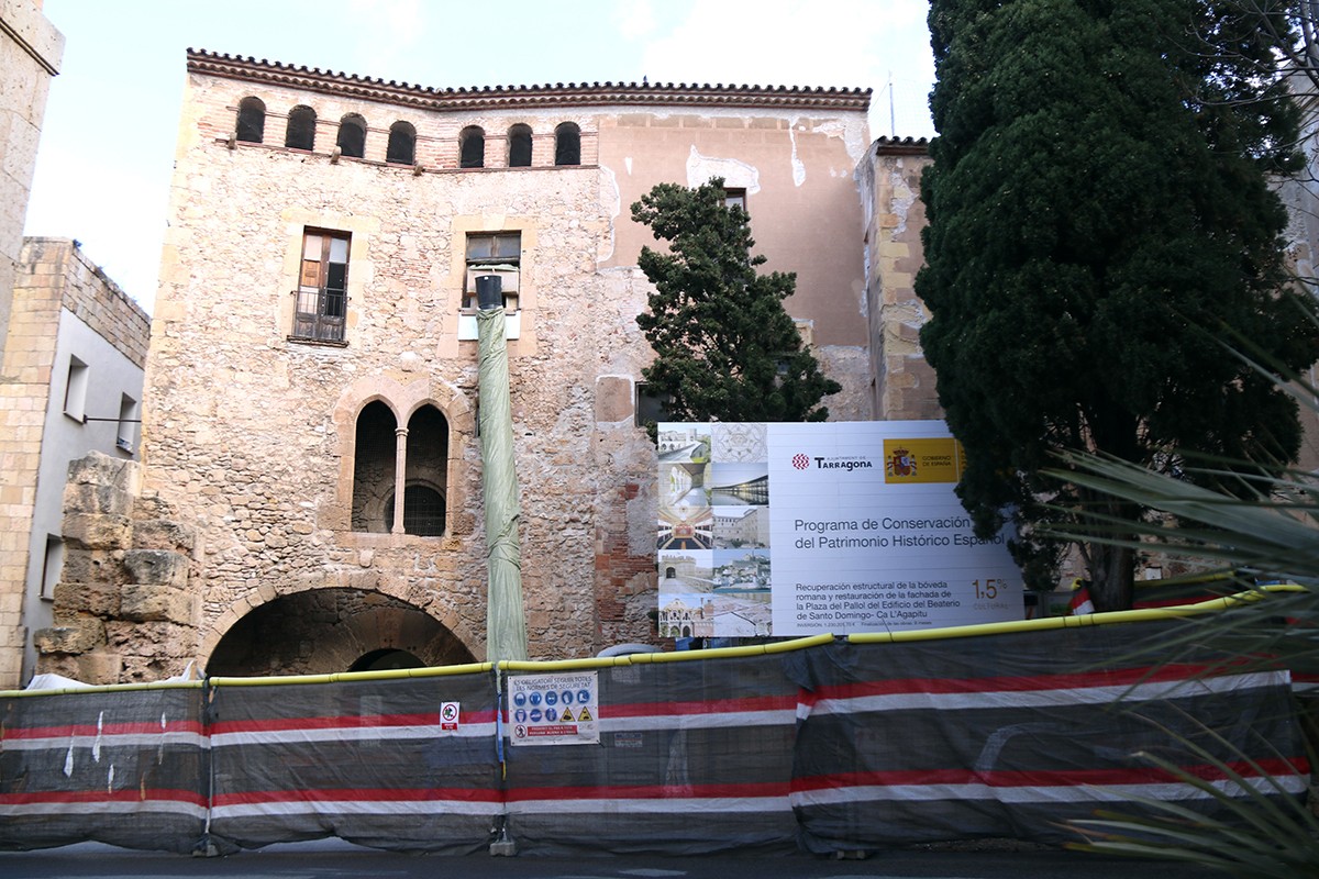 Edifici de Ca l'Agapito de Tarragona amb les obres de restauració aturades.