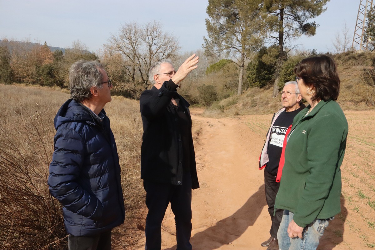 Ecologistes passegen per la zona de Sant Joan de Vilatorrada on s'hi vol fer un polígom