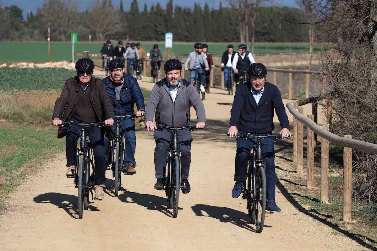 Els polítics han inaugurat la nova via verda amb una bona pedalada.