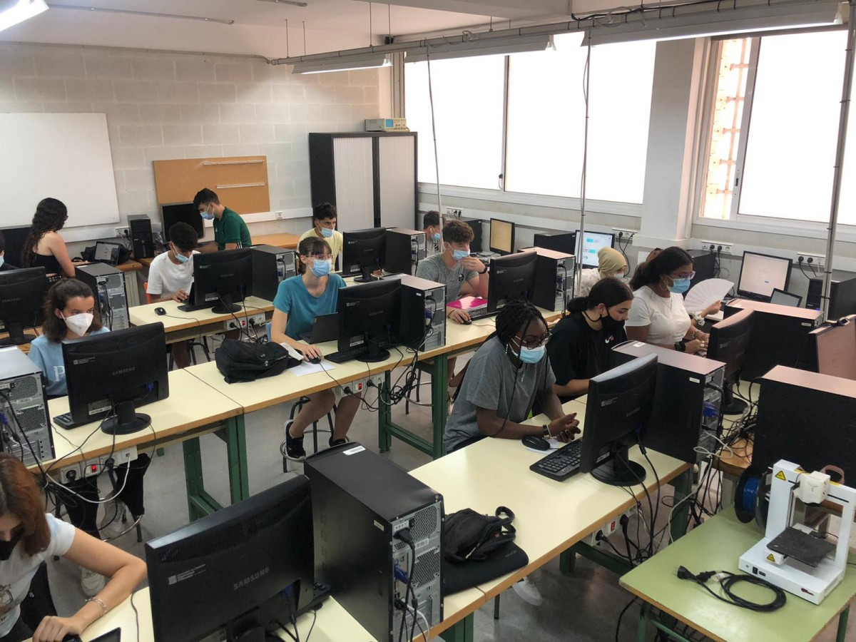 Alumnes d'informàtica de l'INS Baix Camp, a l'aula