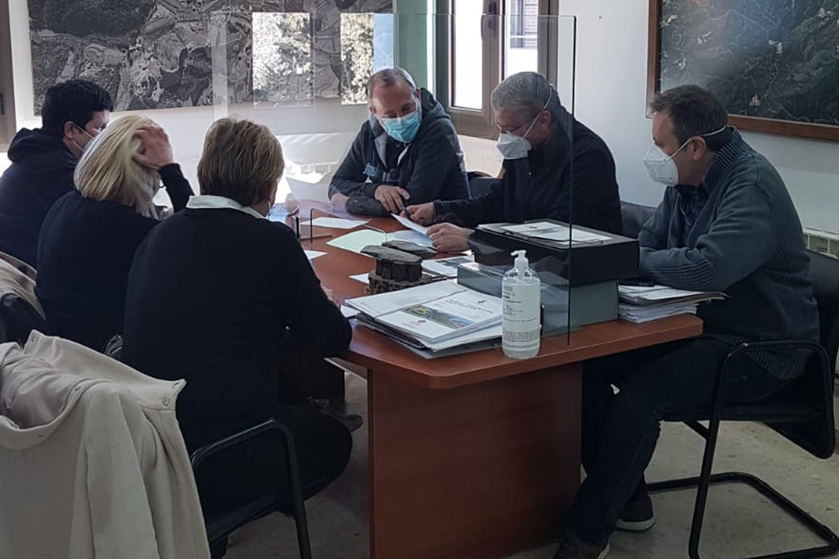 L'alcalde Joan Mora, i els regidors Josep Terribas i Xavier Blanquer reunit a l'Ajuntament de Vallgorguina amb representants de Correus 