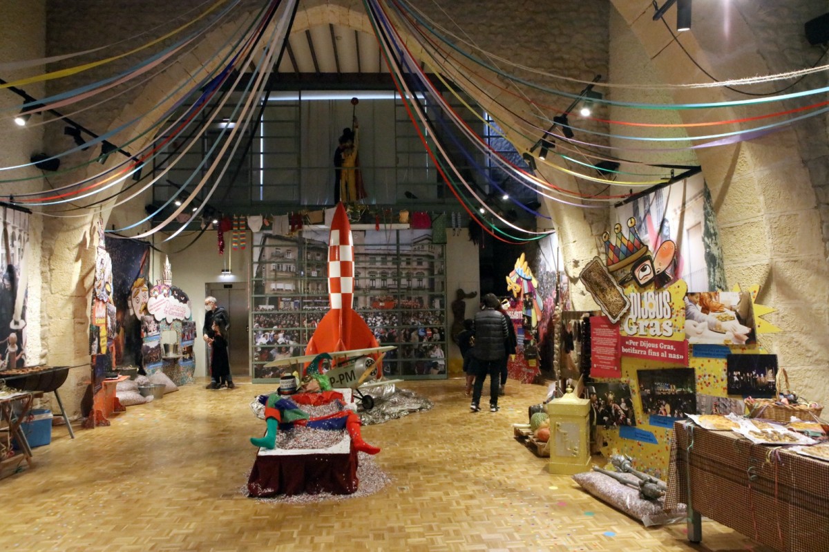 Una imatge de l'exposició de cartells i altres objectes del Carnaval reusenc, al Castell del Cambrer