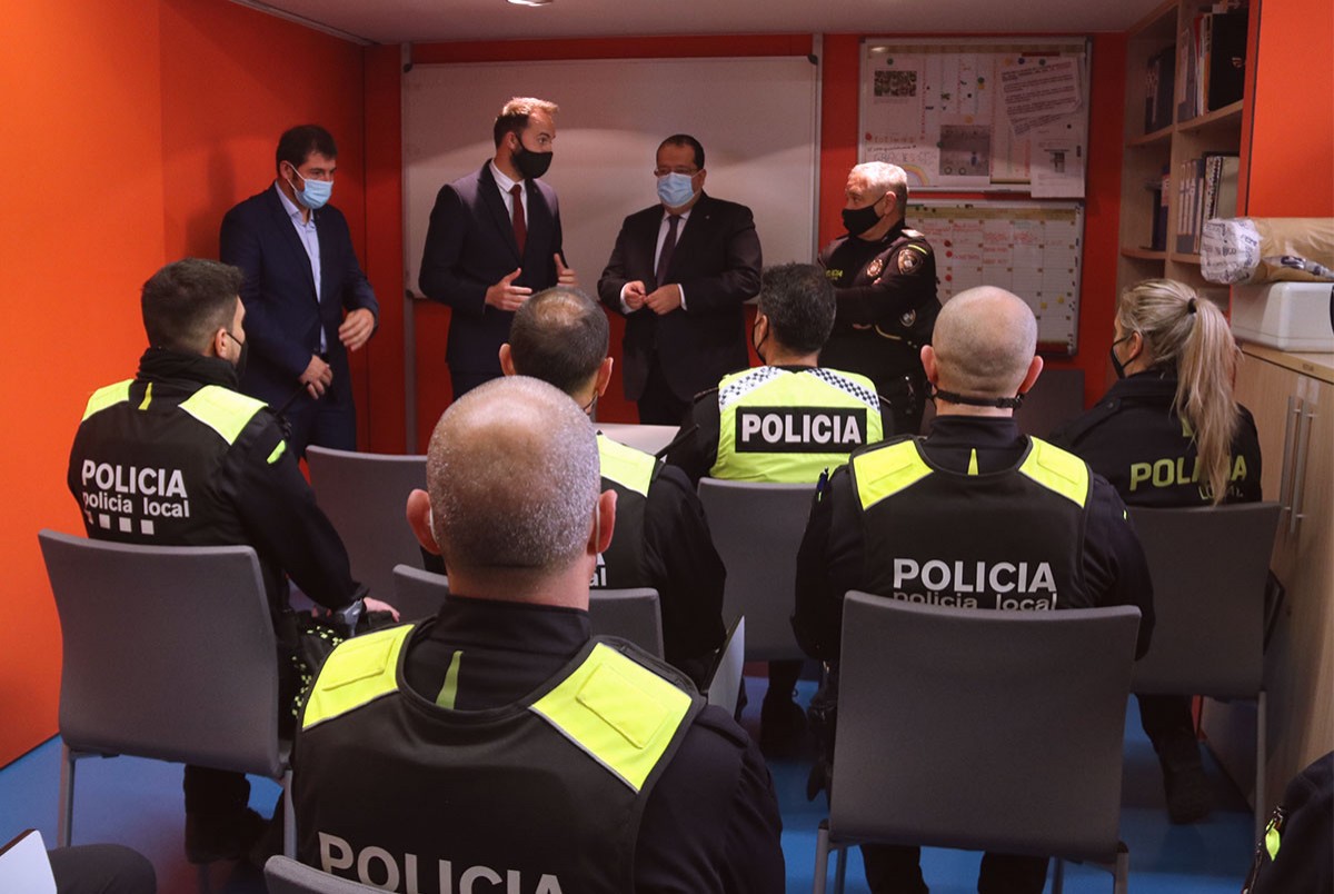El conseller Joan Ignasi Elena durant la seua visita a les instal·lacions de la Policia Local d'Alcanar.