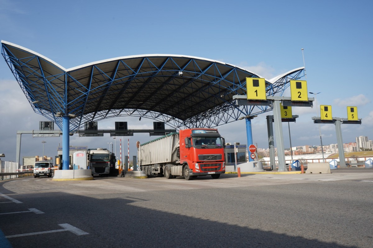 Un camió accedeix al Port Tarragona