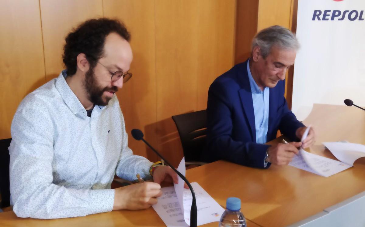 Esteve Giralt i Josep Bertran, aquest dilluns en la signatura del conveni.