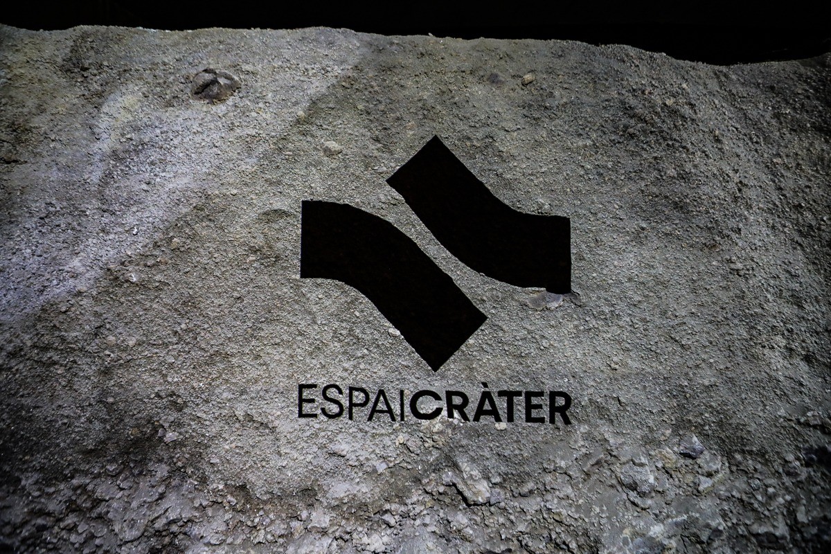 Un talús del volcà Puig del Roser presideix la sala d'exposicions d'Espai Cràter.
