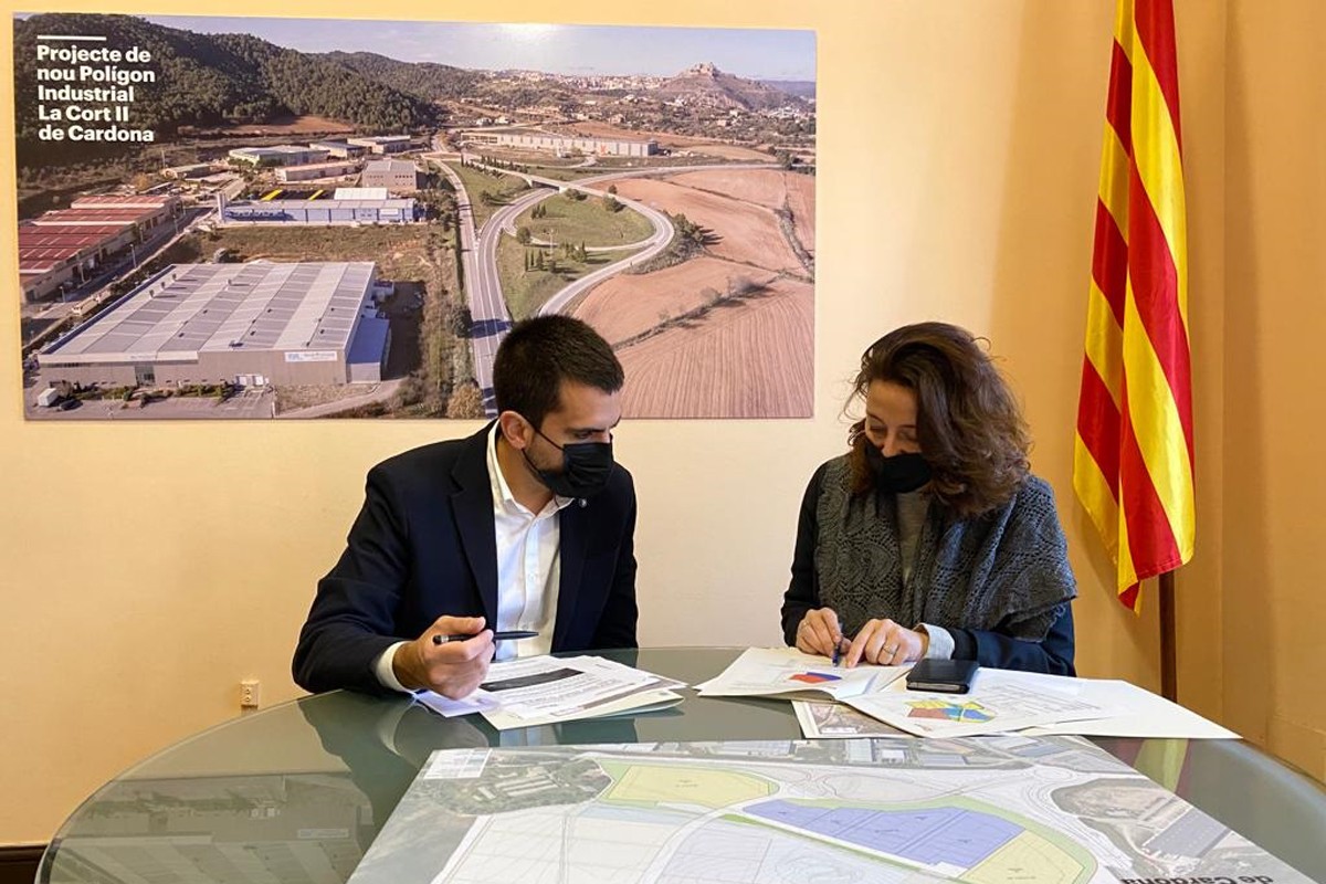 L'alcalde de Cardona, Ferran Estruch, i la directora de l'Incasòl, Mercè Conesa