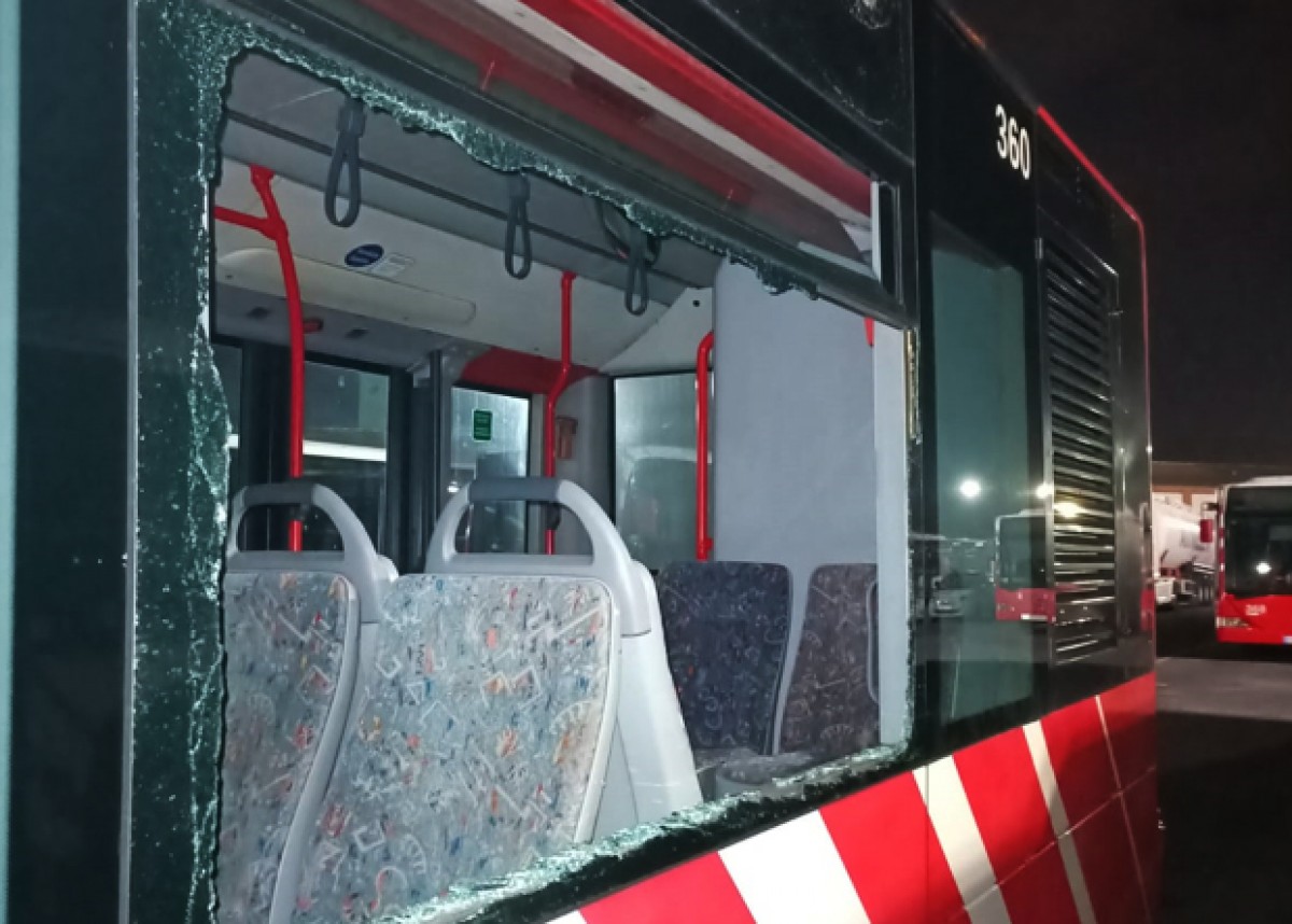 Un vidre d'un autobús municipal a Tarragona, trencat després d'un cop de pedra.