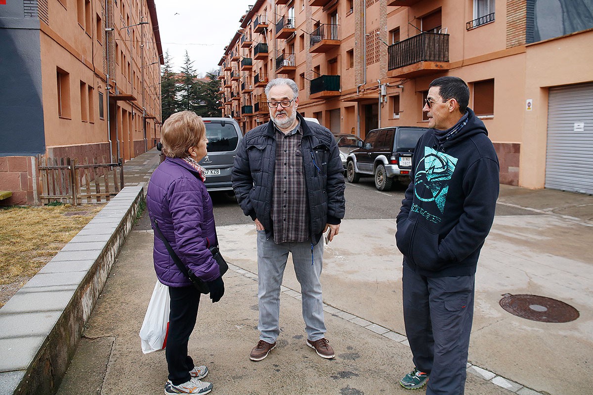 Tres veïns del barri de Fuensanta, parlant a la via pública