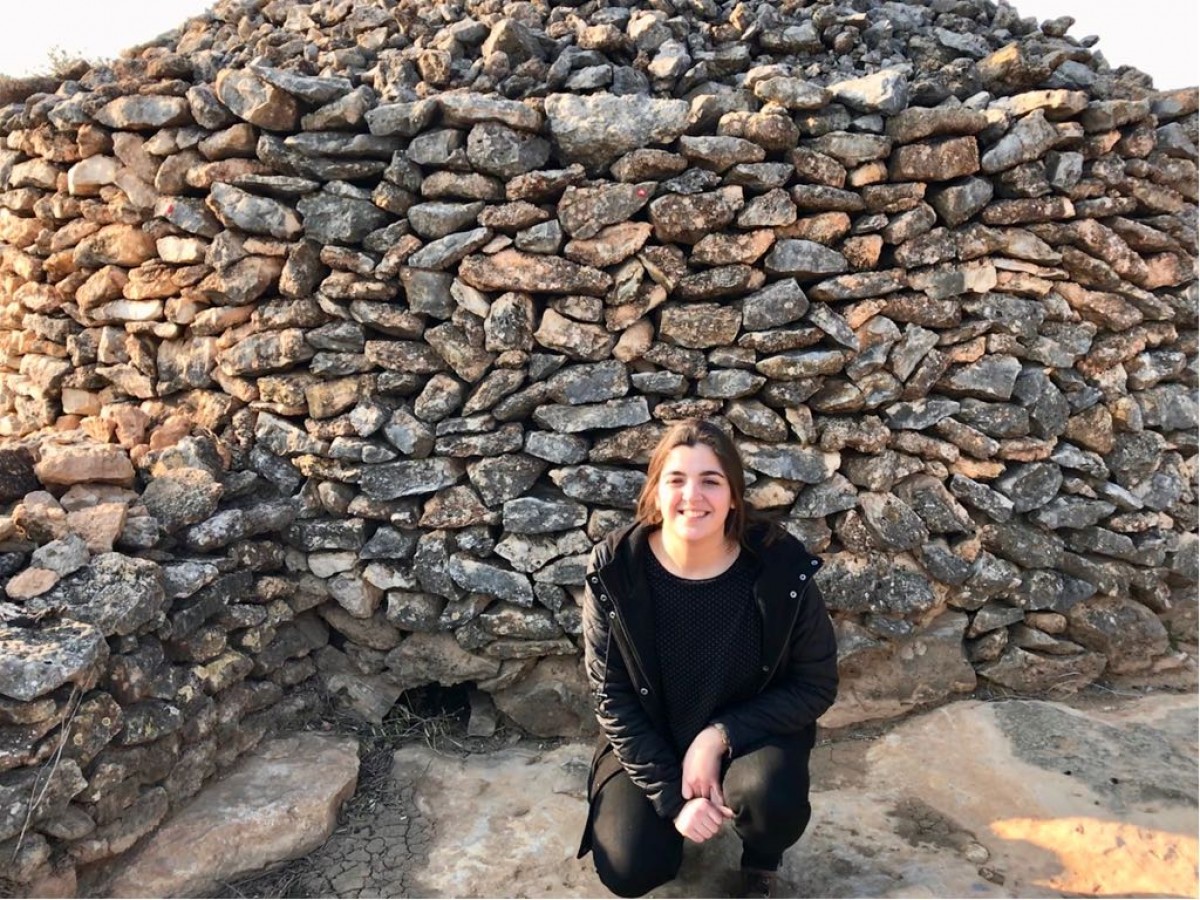 Cèlia Mallafrè treballa el patrimoni de la pedra seca