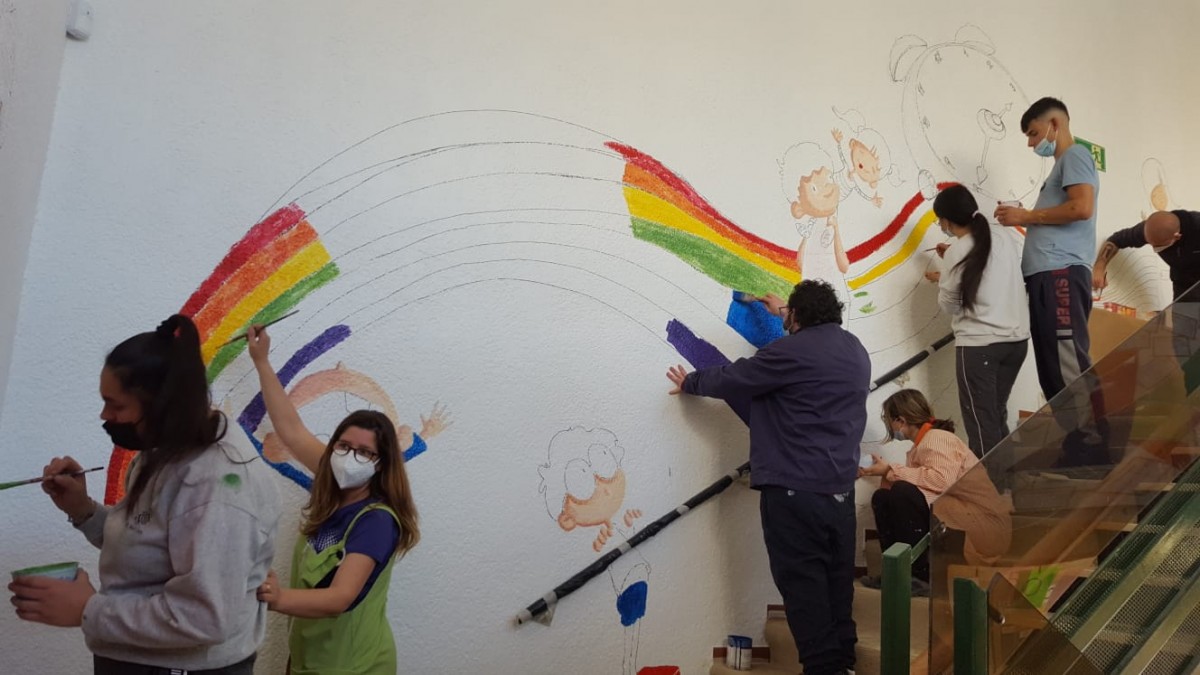 Els alumnes del centre pintant el mural 