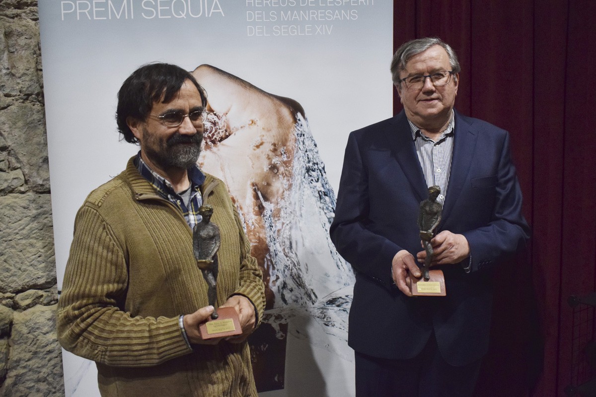Jaume Brustenga, de L'ERA, i Francesc Comas amb els premis Séquia 2022