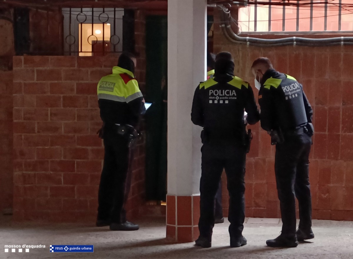 Agents dels dos cossos policials, durant el dispositiu al barri Gaudí de Reus