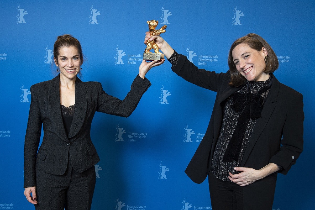 Carla Simón, a la dreta, amb l'Os d'Or de la Berlinale