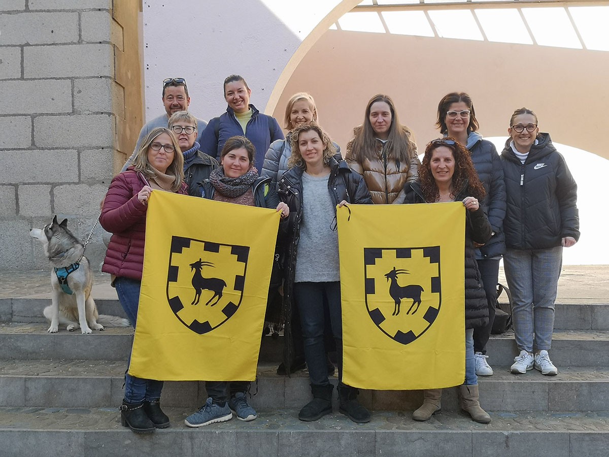 L'Associació de Comerç d'Arbúcies amb l'estendard dels Cabrera per donar suport al castell de Montsoriu