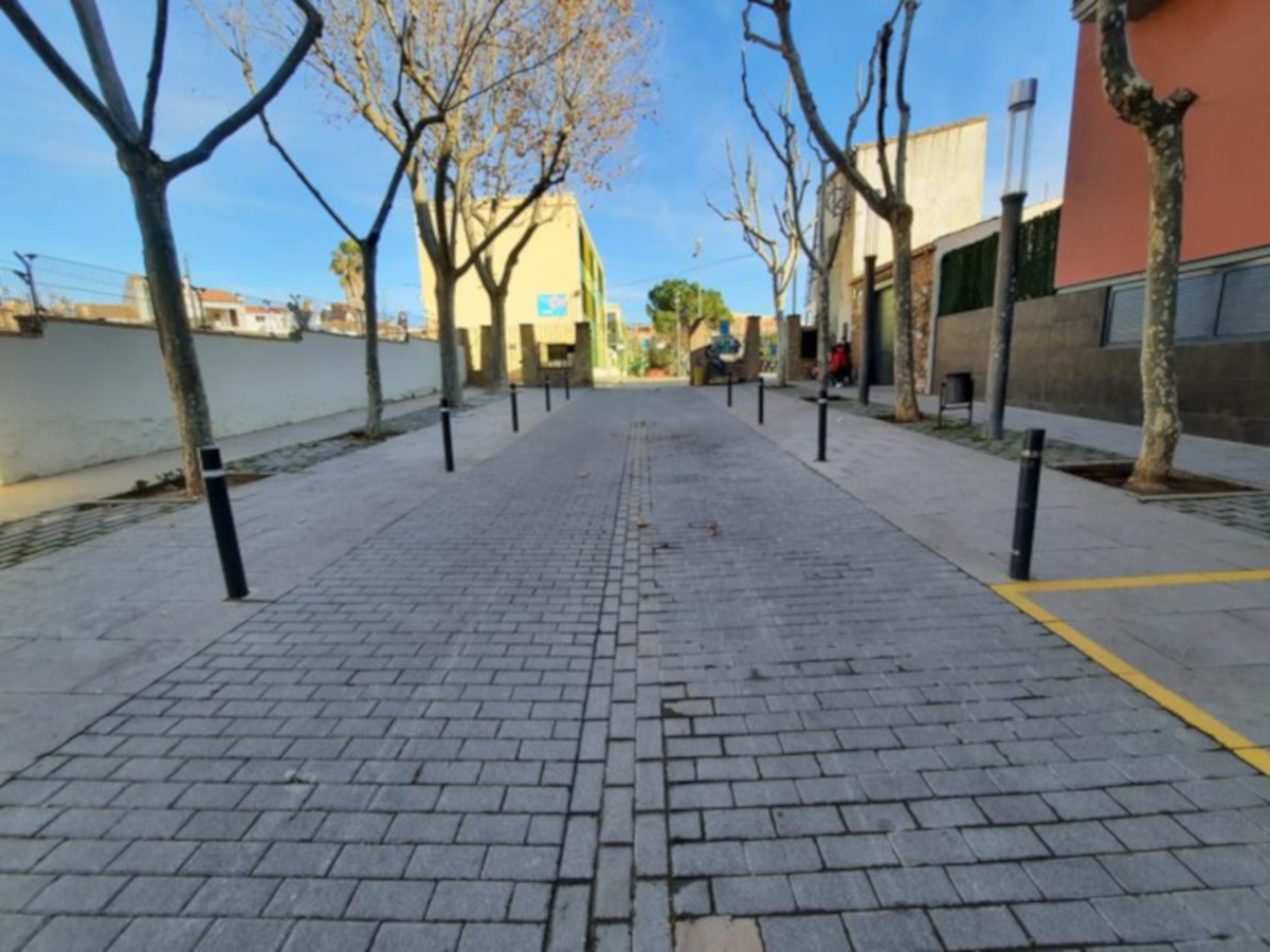 La plaça Manuel Miralles, davant de l'escola Pau Casals, sense bancs