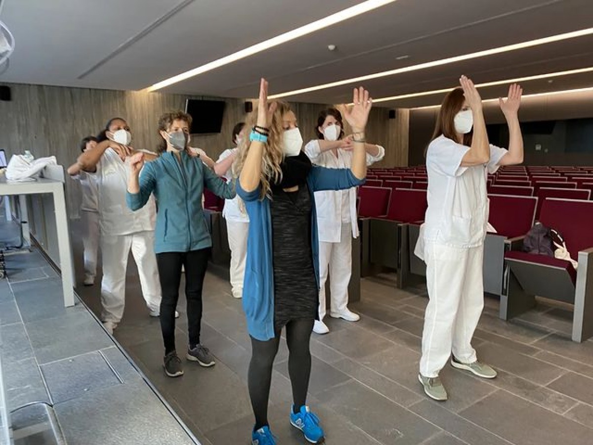 Els sanitaris ja han fet el seu primer assaig de la coreografia del projecte «Covid, lliçons de vida».