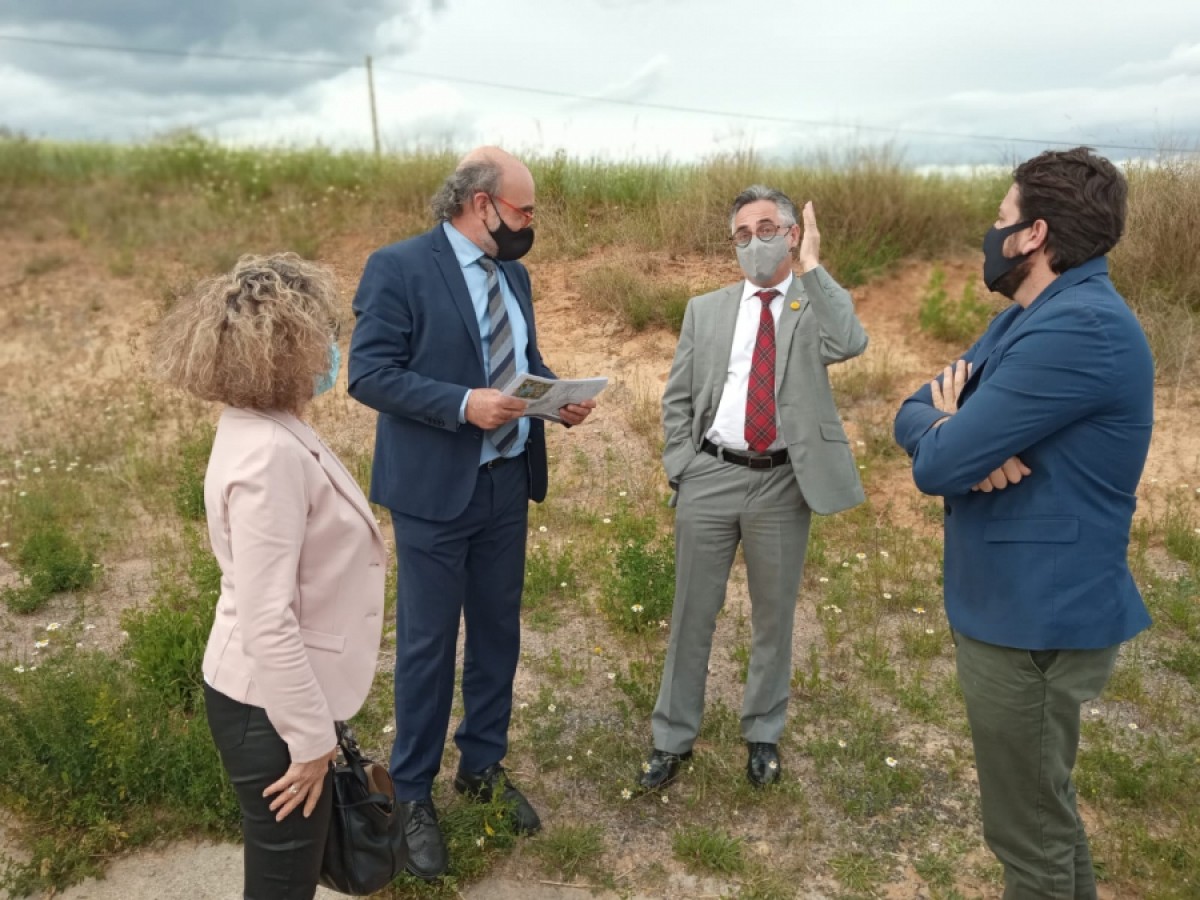 Ramon Tremosa, president de la comissió de Polítiques Digitals i Territori, juntament amb el president de l’ACEB, Josep Maria Serarols, als terrenys del polígon d’Olvan. 