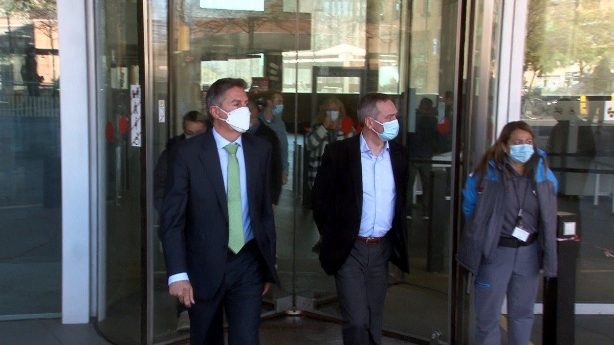 El gerent d'Iturri a Catalunya, acompanyat per un advocat, surt de la Ciutat de la Justícia després de declarar com a imputat en el cas de presumpta corrupció que afecta la cúpula de Bombers.