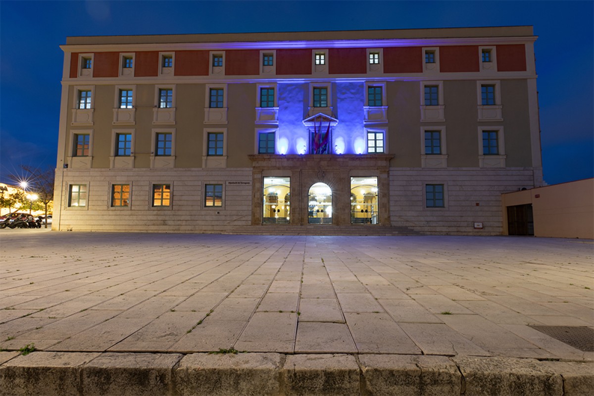 Imatge d'arciu de la façana del Palau de la Diputació, il·luminada