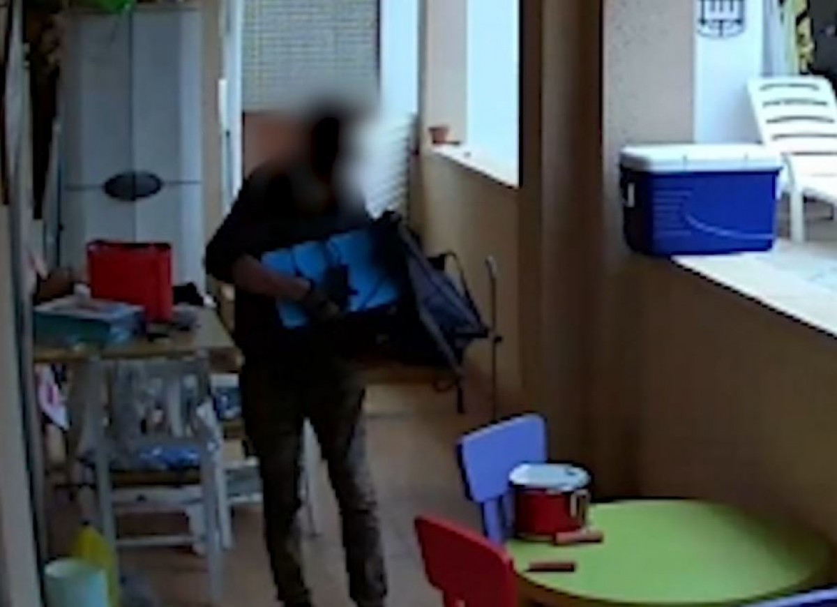 Captura d'imatge d'una càmera de seguretat d'un habitatge enregistrant un lladre