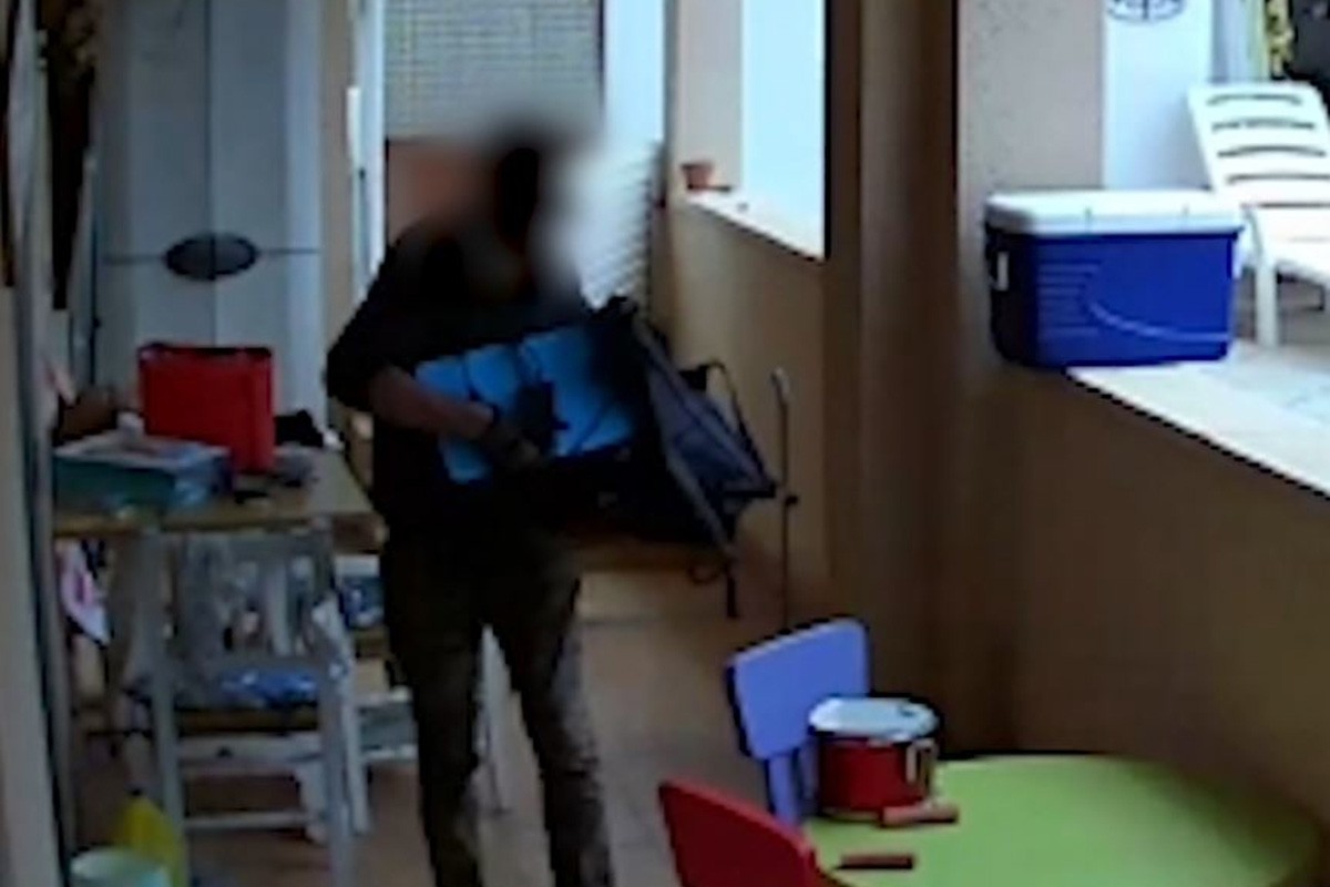 Imatge d'una càmera de seguretat d'un habitatge enregistrant el lladre.