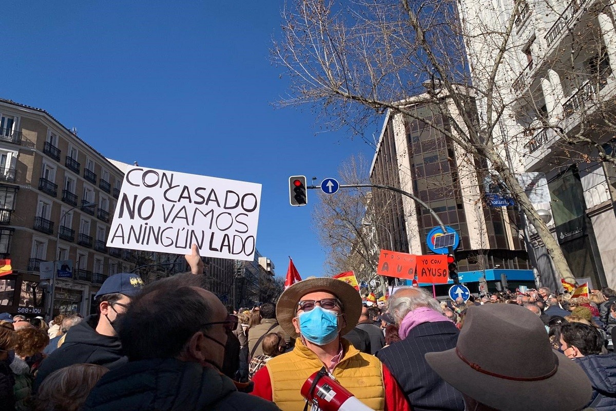 Manifestants contra Casado aquest diumenge davant la seu del PP.