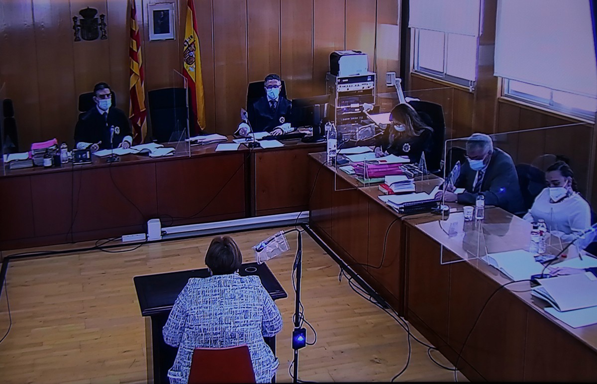 Una dona acusada de llençar el seu net acabat de néixer a Tarragona declarant en el primer dia de judici.