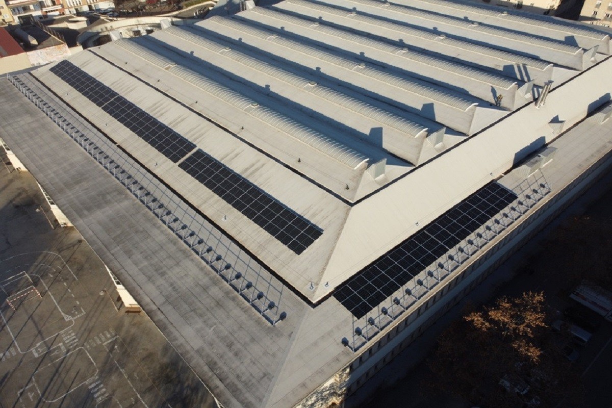 Plaques fotovoltaiques a la coberta del Palau d'Esports