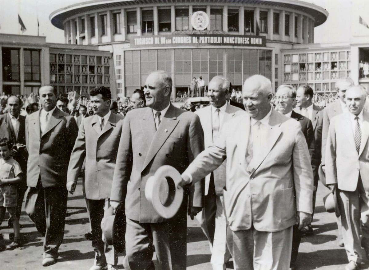 Khrusxov, amb barret a la mà, en una visita a Budapest.