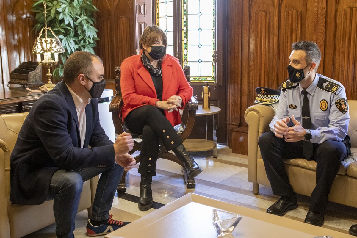 Jordi Ballarti i la tinenta d'alcalde Lluïsa Melgares donant la benvinguda al nou intendent