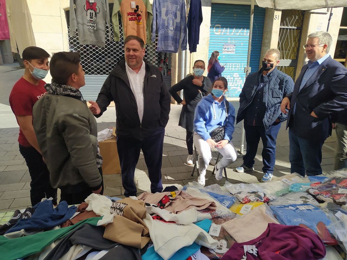 Oriol Junqueras i l'alcalde de Tarragona, Pau Ricomà, al mercat amb els paradistes
