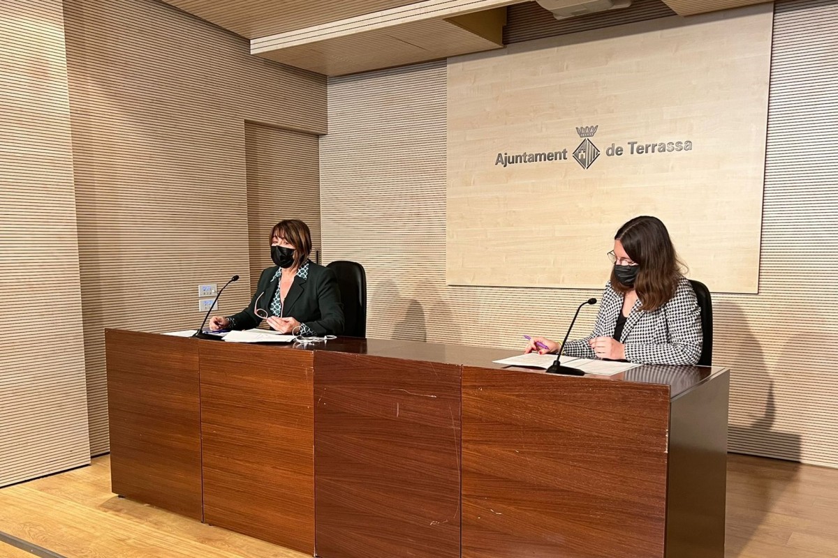 Lluïsa Melgares i Ona Martínez, durant la roda de premsa previa del ple municipal. 