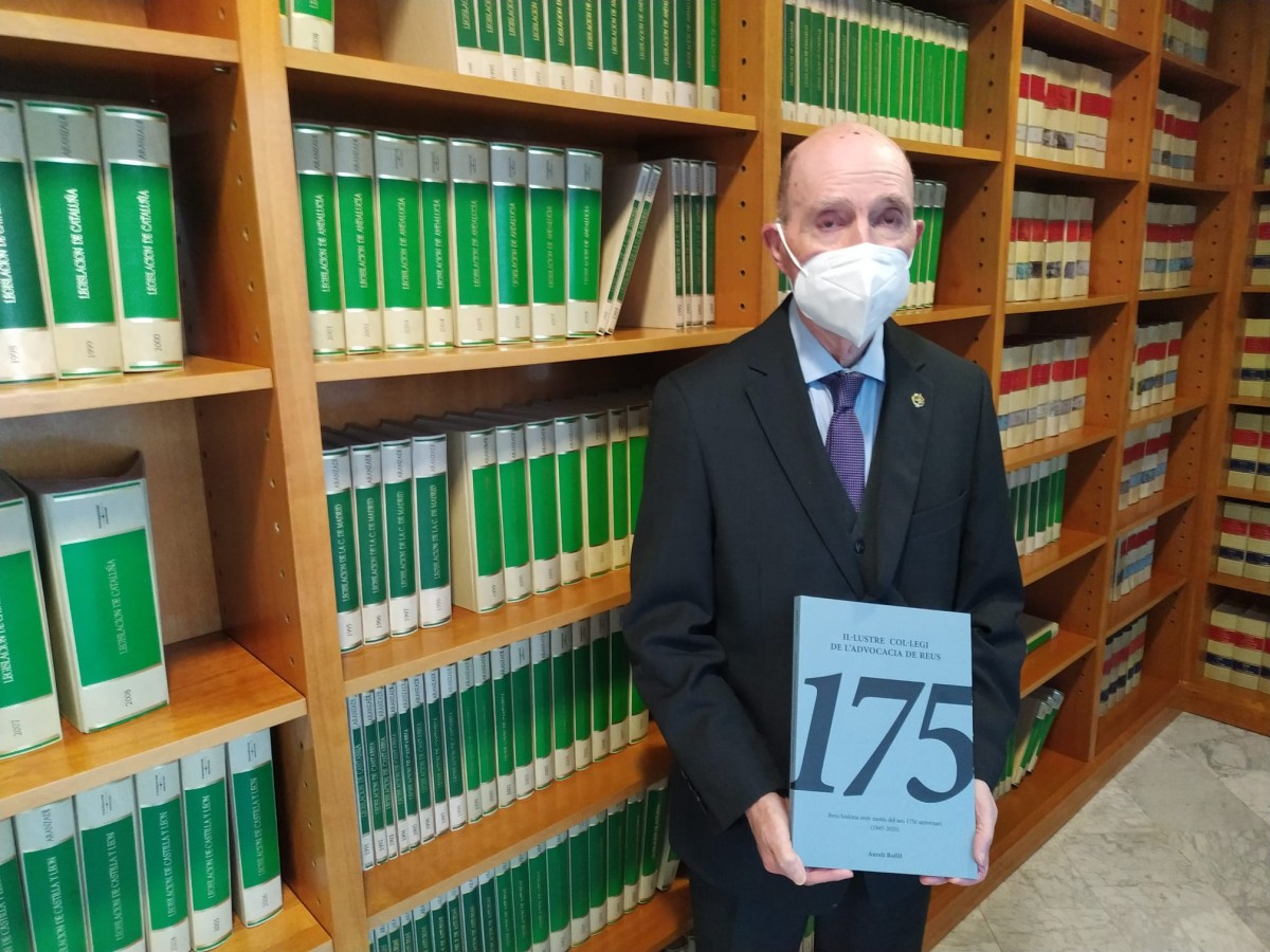 Bofill sosté el seu llibre a la biblioteca del Col·legi de l'Advocacia de Reus