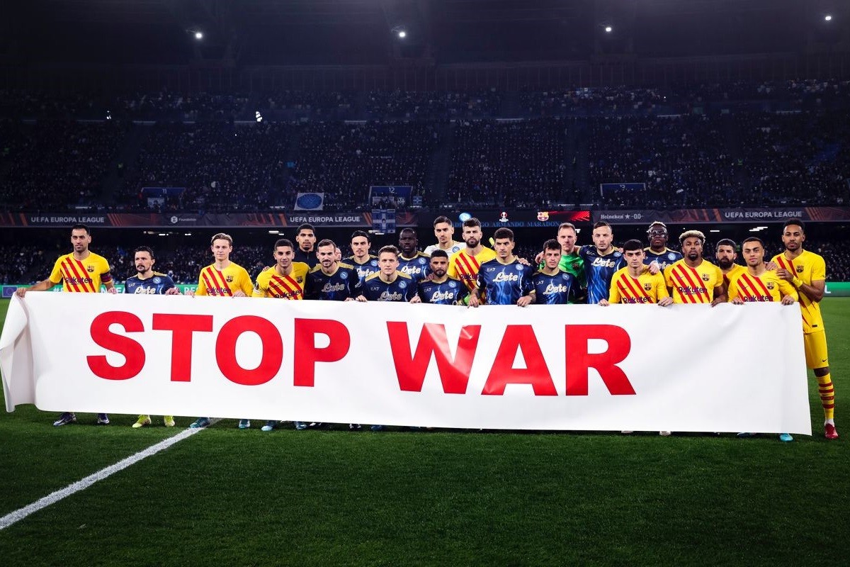 Els jugadors del Barça i el Nàpols mostren la pancarta contra la guerra