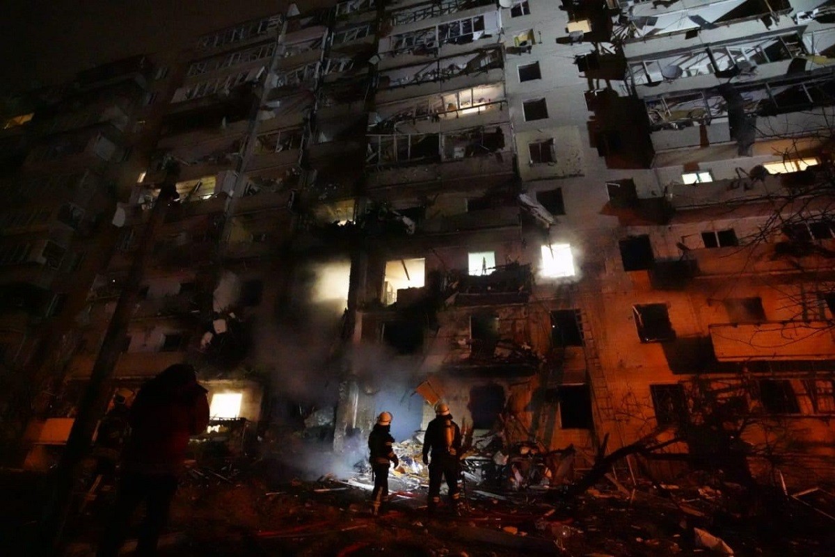 Bloc residencial de Kíev incendiat per un atac amb coets